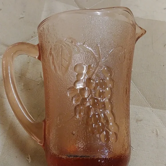 Pink glass milk/cream pitcher - Picture 5 of 5